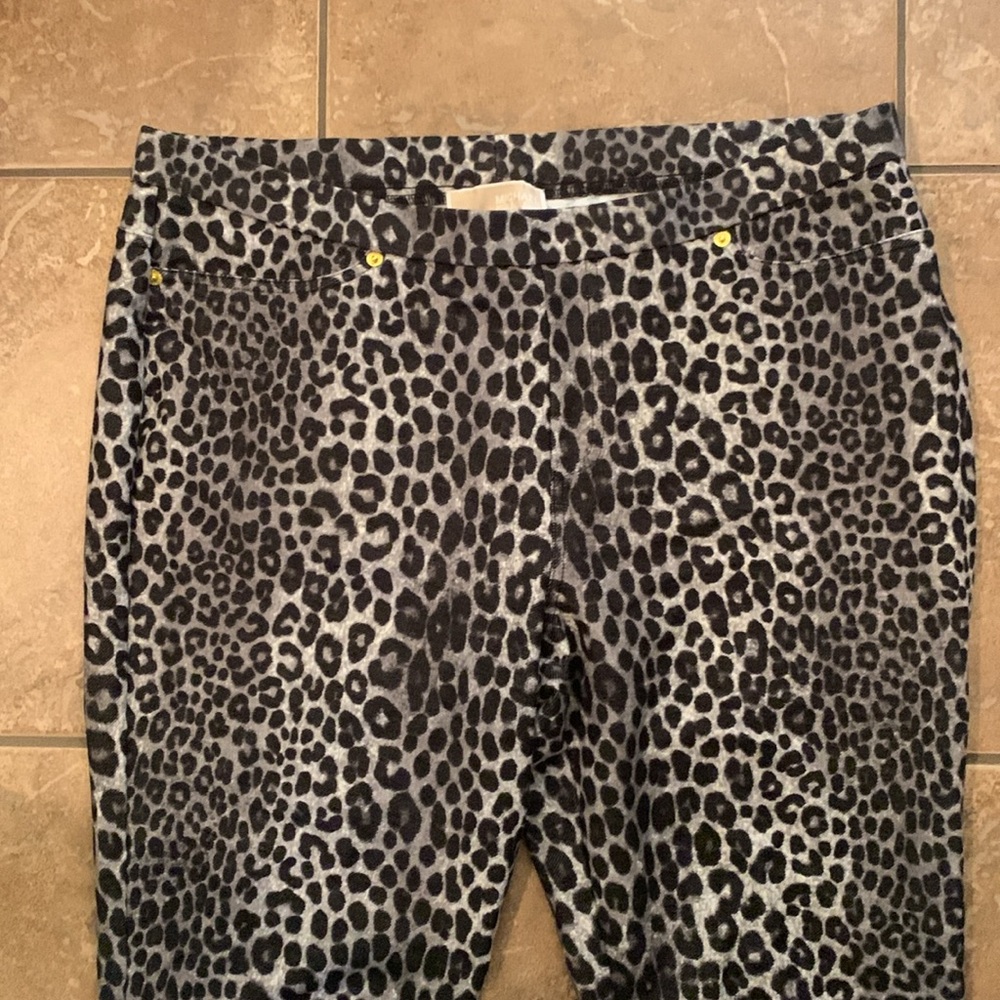 Michael Kors Leopard Print Pull on pants/Leggings - Picture 5 of 7